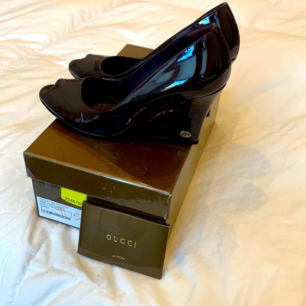 GUCCI - Gorgeous Plum Wedges with GG on the outside of the wedge.